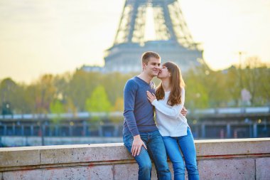 Paris'te genç Romantik Çift