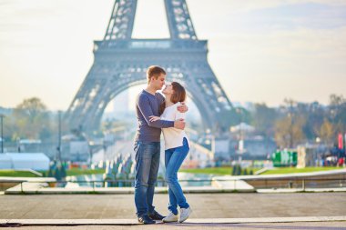Paris'te genç Romantik Çift