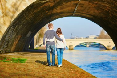 Paris'te Seine bölgesindeki yürüyüş güzel Çift