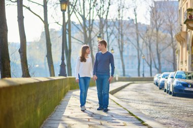 Paris'te genç Romantik Çift