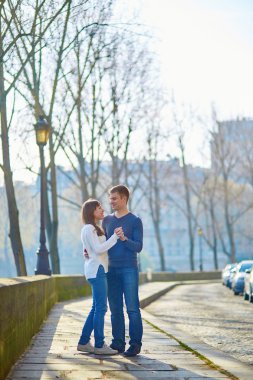 Paris'te genç Romantik Çift