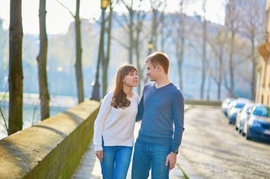 Paris'te genç Romantik Çift