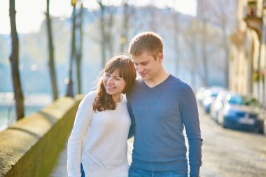 Paris'te genç Romantik Çift