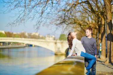 Paris'te genç Romantik Çift