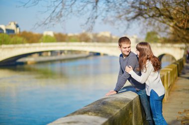Paris'te genç Romantik Çift