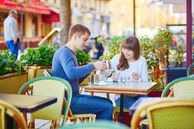 Bir tarih olan genç Romantik Çift 