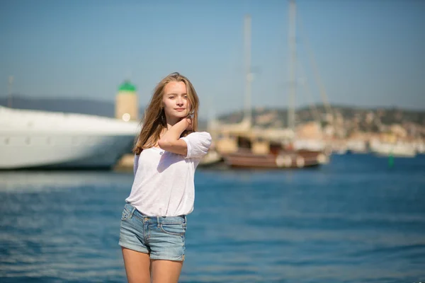 Chica joven disfrutando de sus vacaciones junto al mar — Foto de Stock