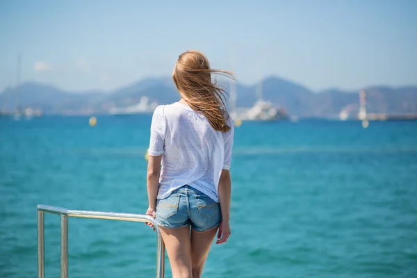 Menina desfrutando de suas férias à beira-mar — Fotografia de Stock