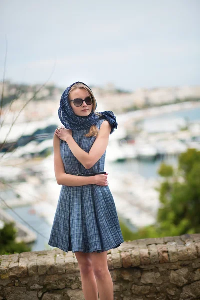 Mulher em Le Suquet colina em Cannes — Fotografia de Stock