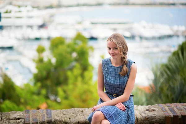 Mulher em Le Suquet colina em Cannes — Fotografia de Stock