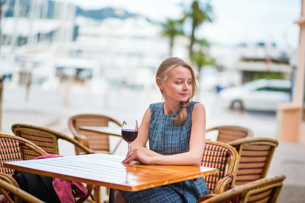 Franse vrouw in een buitencafé van Cannes — Stockfoto