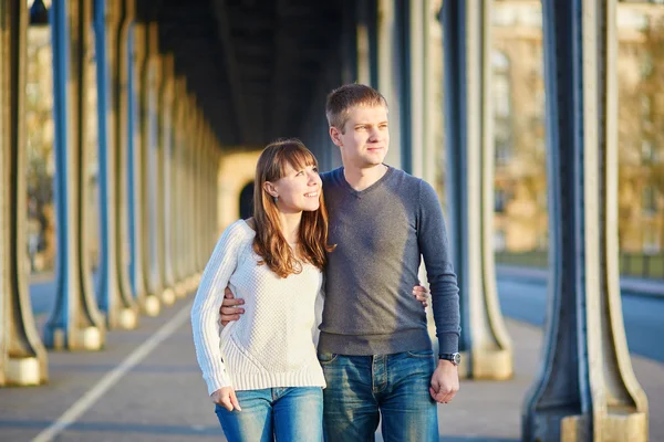 Couple in Paris on the Bir Hakeim bridge — Stock Photo, Image