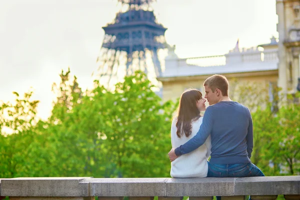 Jeune couple romantique à Paris — Photo