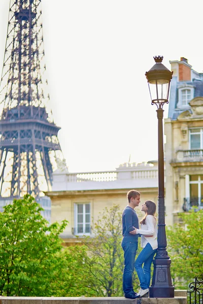Mladý romantický pár v Paříži — Stock fotografie