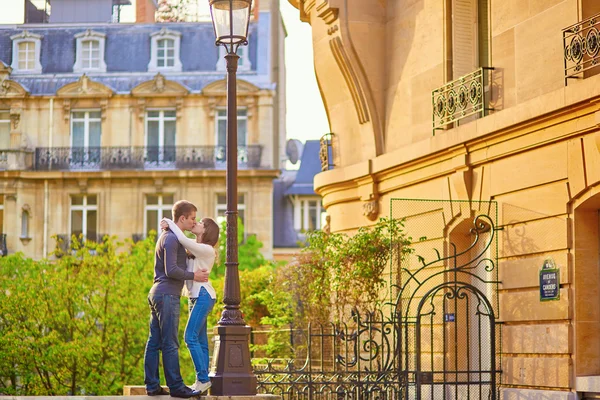 Ung romantisk par i Paris – stockfoto