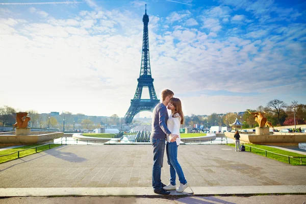 Young romantic couple in Paris — Stock Photo, Image