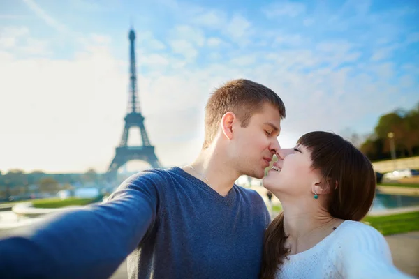 Tourists taking selfie near the Eiffel tower — Stock Photo, Image