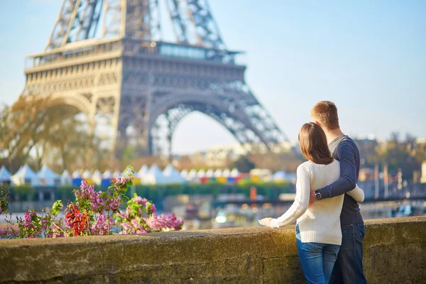 Paris'te genç Romantik Çift — Stok fotoğraf