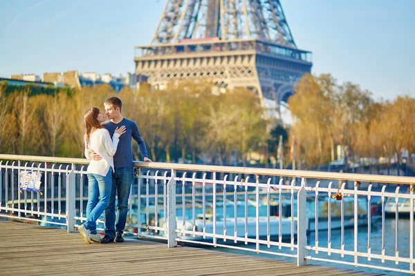 Jovem casal romântico em Paris — Fotografia de Stock