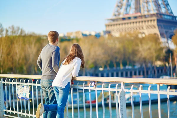 Unga romantiska par i Paris — Stockfoto