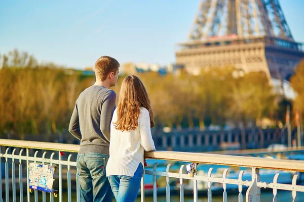 Pareja romántica joven en París — Foto de Stock