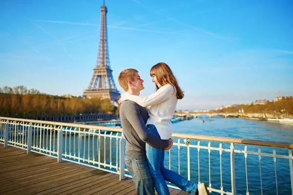 Jonge romantisch paar in Parijs — Stockfoto