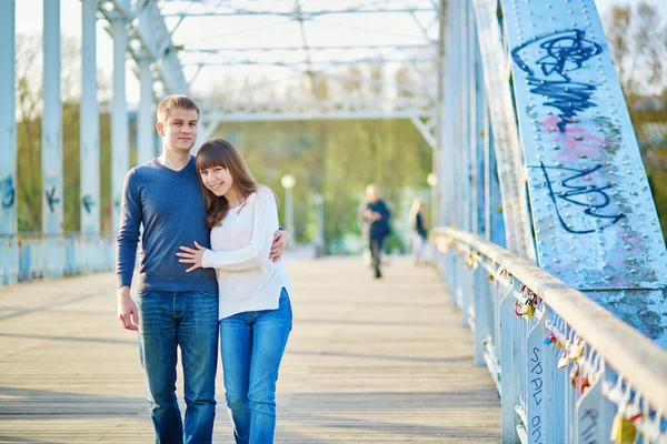 Pareja romántica joven en París — Foto de Stock