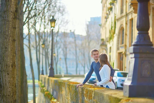 Jovem casal romântico em Paris — Fotografia de Stock