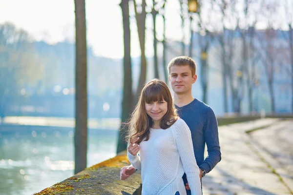 Pareja romántica joven en París — Foto de Stock