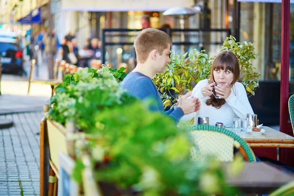 Unga romantiska par att ha ett datum — Stockfoto