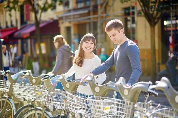 Turister med cyklar uthyres i Paris — Stockfoto