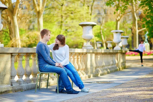 Jeune couple dans les jardins luxembourgeois — Photo
