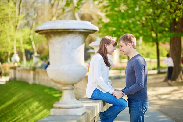 Jeune couple dans les jardins luxembourgeois — Photo