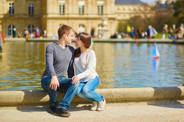 Young couple in the Luxembourg gardens — Stock Photo, Image