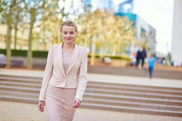 Young confident business woman in Paris — Stock Photo, Image