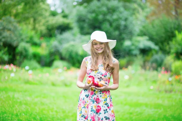 Belle jeune fille tenant des pommes — Photo