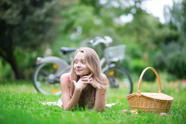 Jong meisje haar tijd doorbrengen op het platteland — Stockfoto