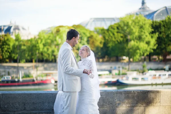 Beautiful just married couple in Paris — Stock Photo, Image