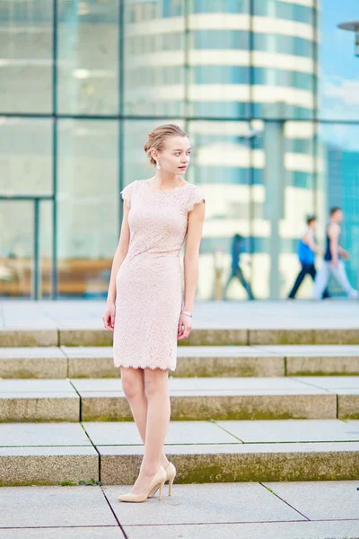 Beautiful young business woman — Stock Photo, Image