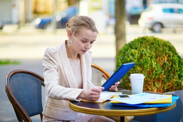 Joven empresaria en una pausa para el café — Foto de Stock