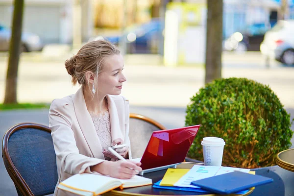 Junge Geschäftsfrau auf Kaffeepause — Stockfoto