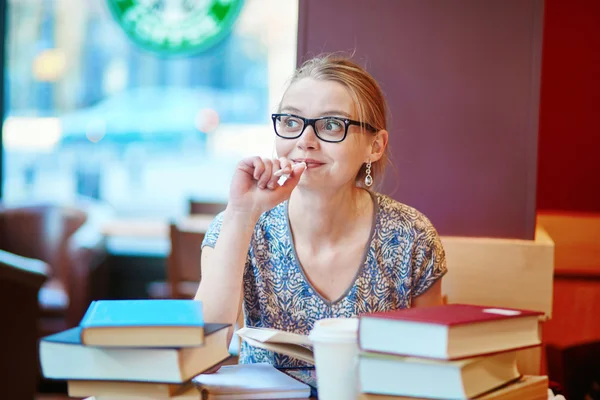 Estudiante estudiando o preparándose para los exámenes —  Fotos de Stock