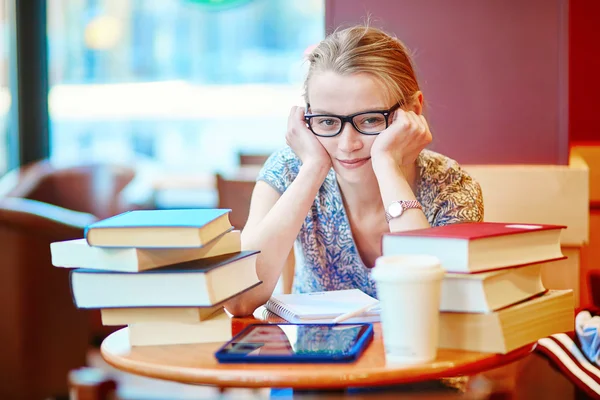 Student studying or preparing for exams — Stock Photo, Image