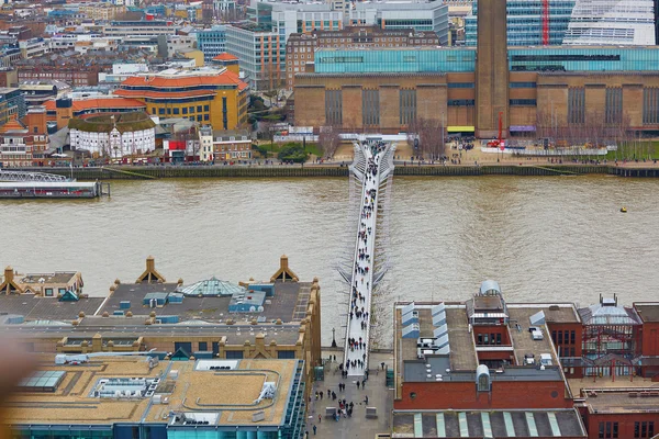 Skyline van Londen met de Millennium bridge — Stockfoto