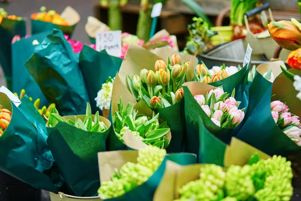 Tulpaner på grossistmarknaden blommor — Stockfoto