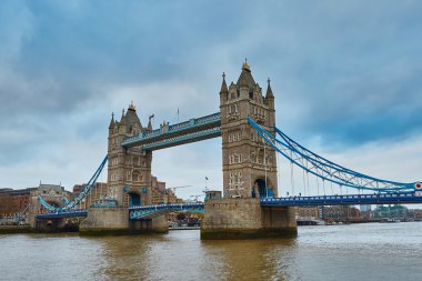 Ünlü Tower Bridge akşam