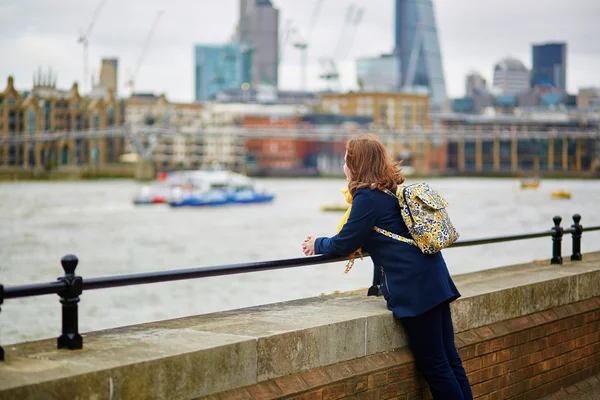 Tourist in London on the Thames embankment — Stock Photo, Image