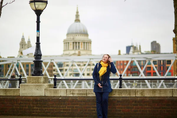 Tourist in London on the Thames embankment — Stock Photo, Image