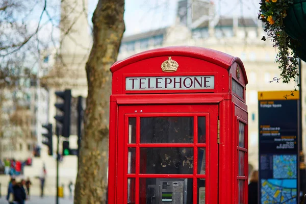 Tek kırmızı telefon kulübesi, Londra — Stok fotoğraf