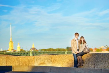 Romantik Çift St. Petersburg'da birlikte mutlu